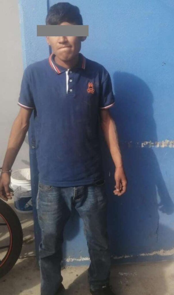 La amenazó de muerte y se le subió al cofre de vehículo para no dejarla escapar 