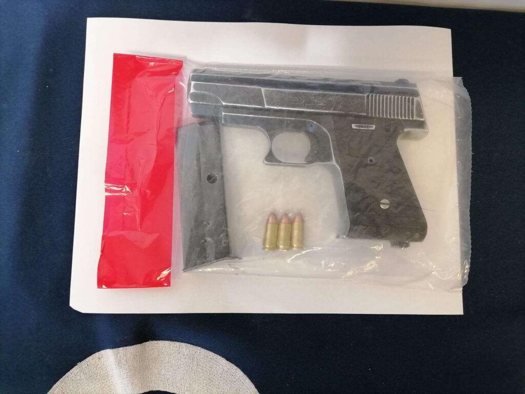 Sale corriendo al ver la policía, traía un arma de fuego 