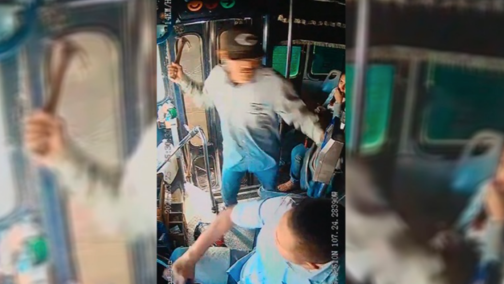 Agresor ataca con un martillo al conductor de un autobús, provocando conmoción en Culiacán