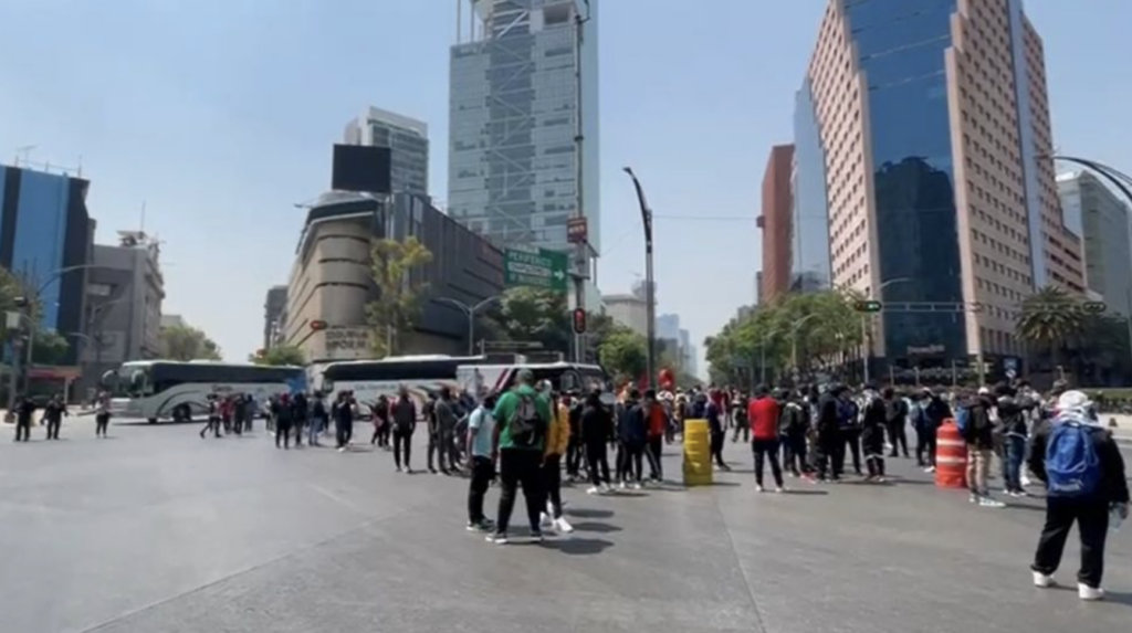 Normalistas de Ayotzinapa cierran Reforma y Bucareli; agreden a policías y transeúntes