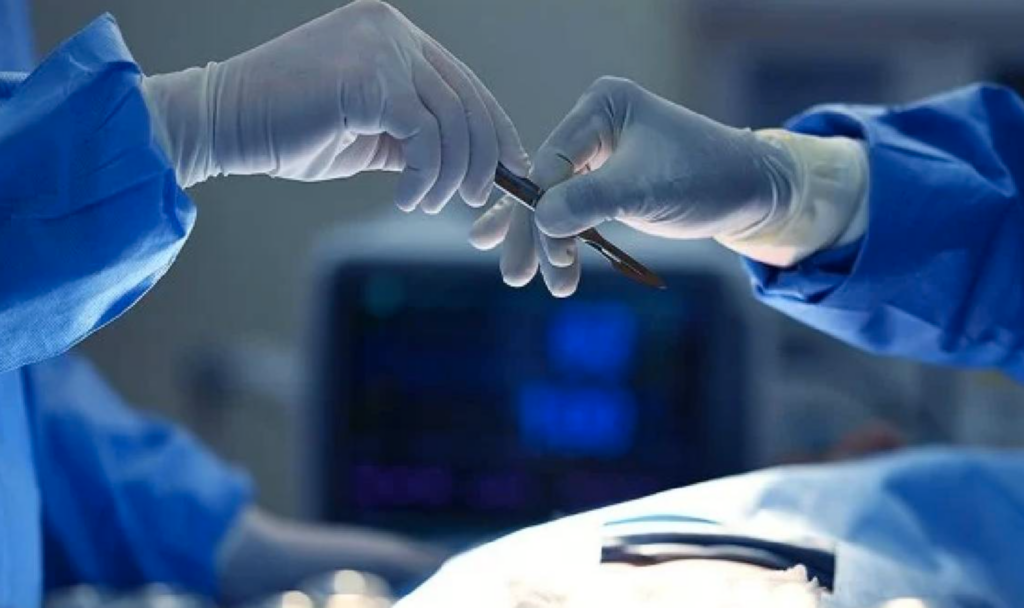 Competencia entre médicos chinos para destacar en la técnica de la circuncisión