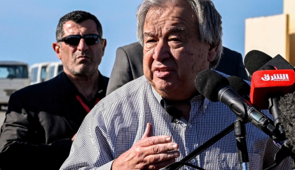 António Guterres inspecciona el cruce fronterizo de Rafah