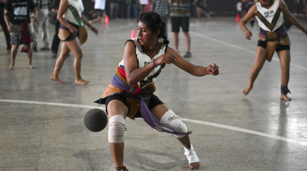 En Guatemala, indígenas festejan el equinoccio a través del ancestral juego de pelota maya