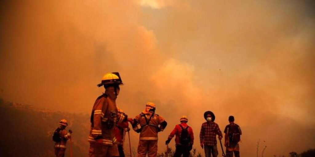 Dos menores muertos y 40 casas quemadas en incendio de Valparaíso, Chile