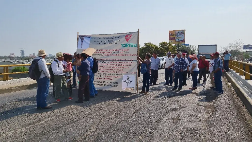 Ex trabajadores de PEMEX bloquean carretera federal Villahermosa-Cárdenas