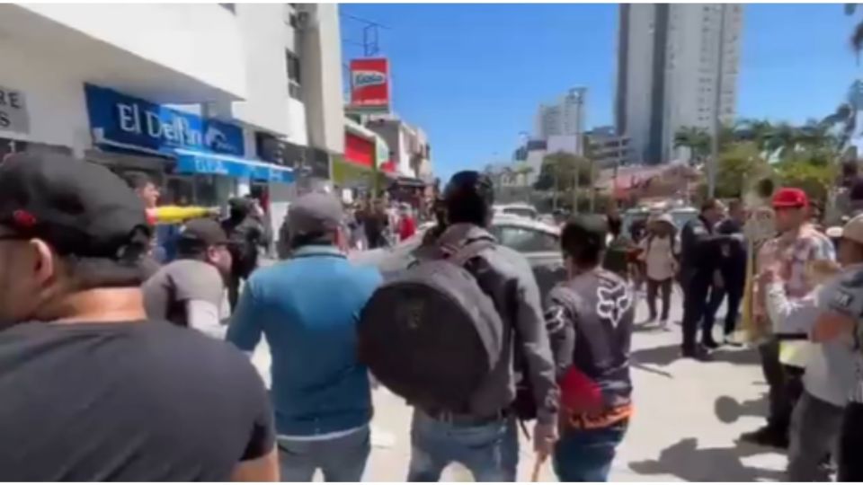 Músico lanza chancla en protesta contra regulación de bandas en Mazatlán