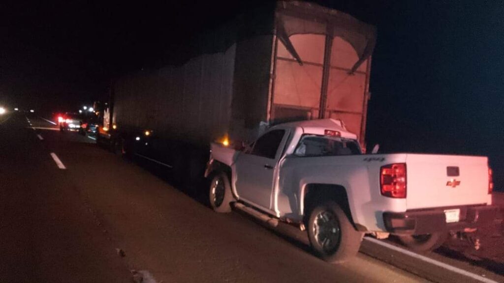Muere conductor en trágico choque contra un tráiler; quedó atrapado entre los fierros