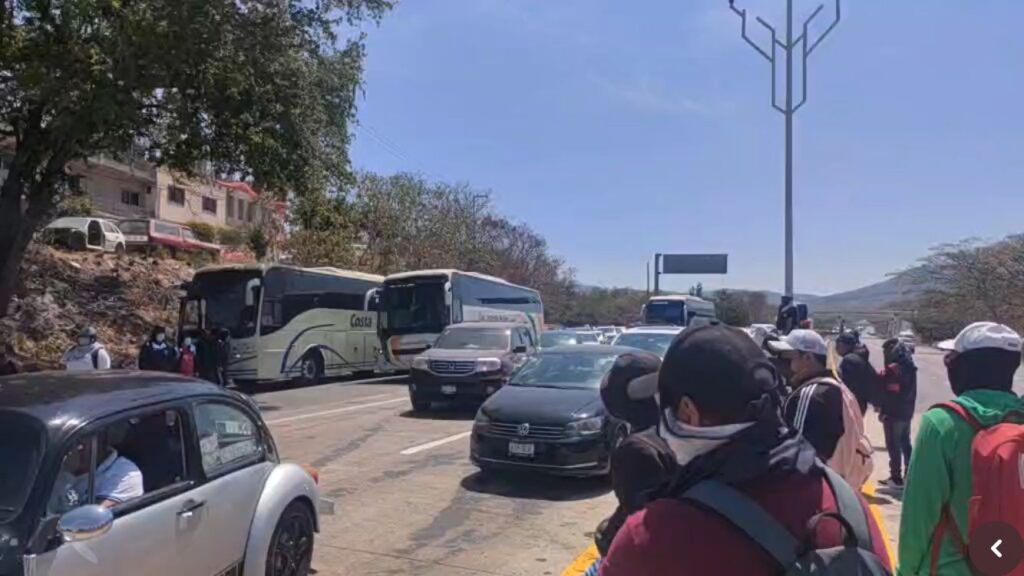 Normalistas de Ayotzinapa bloquean autopista y retienen 10 autobuses