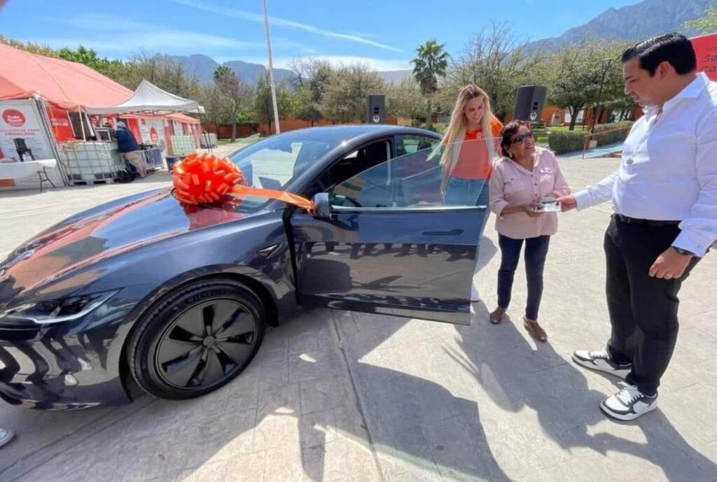 Polémica en Nuevo León: mujer gana un Tesla y luego se lo retiran