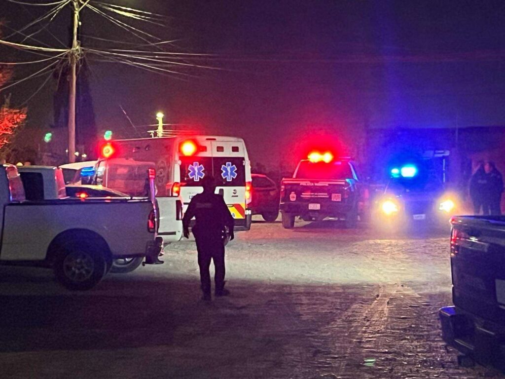 Conductor herido a balazos choca contra una camioneta estacionada