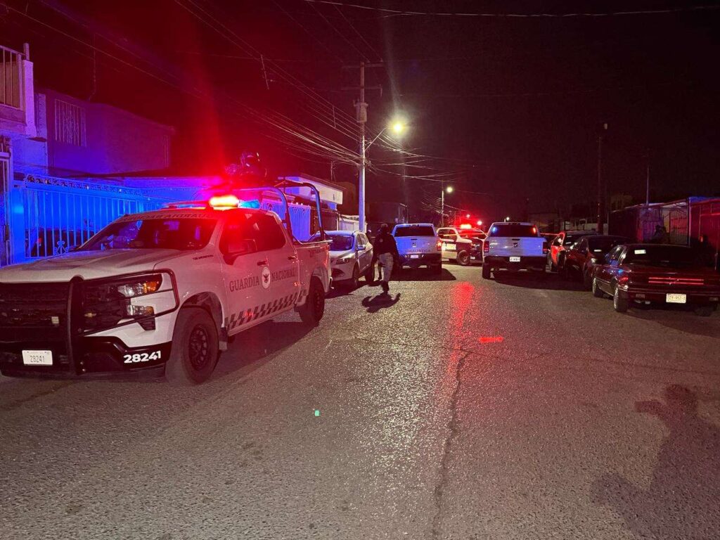 Lo atacan a balazos afuera de una vivienda; recibió disparos en el rostro