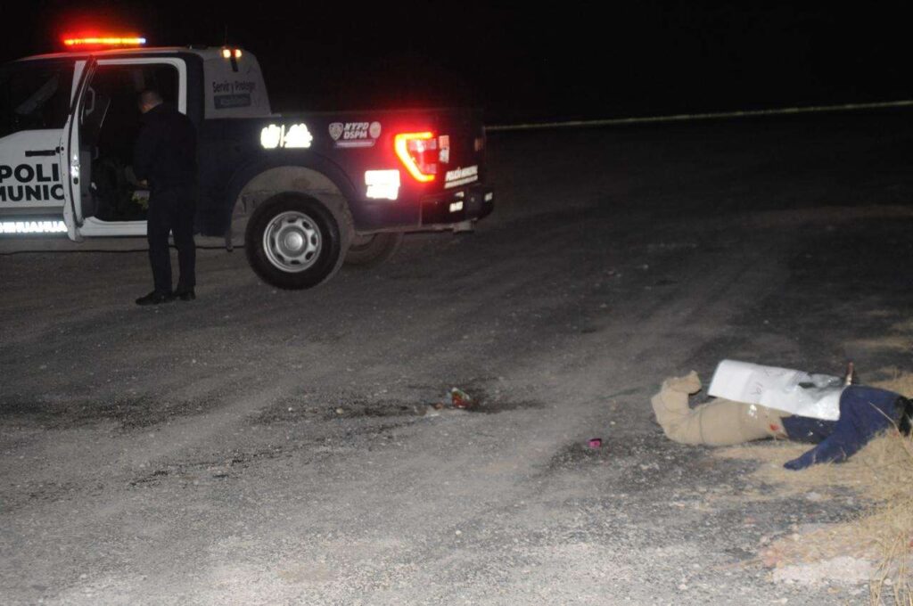 Dejan un maniquí ensangrentado en la carretera; tenía un narcomensaje a la policía