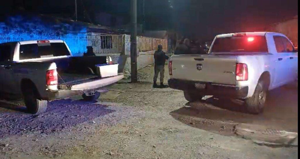Mujer ataca a balazos a 2 hombres; uno murió y el otro quedó grave