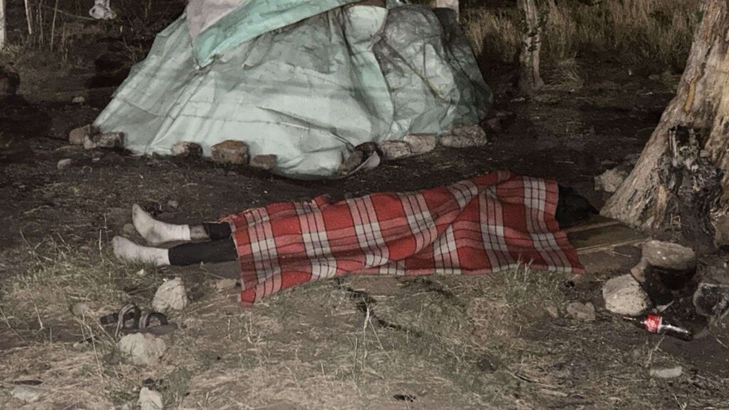 Muere hombre a un costado de su casa de campaña improvisada