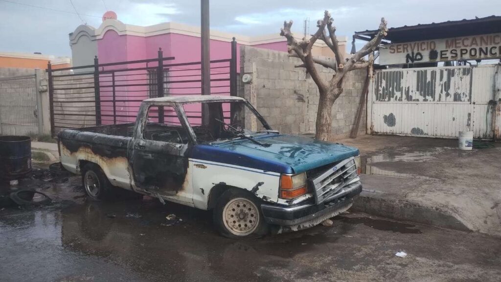 Arde en llamas automotor, fue perdida total