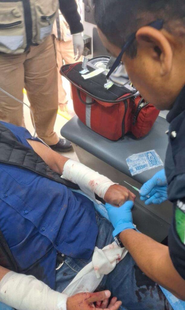 Se corta las venas para quitarse la vida; lo salvan los policías