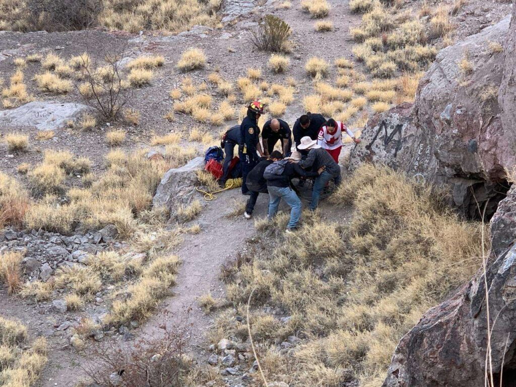 Rescatan a joven dentro de tiro de mina