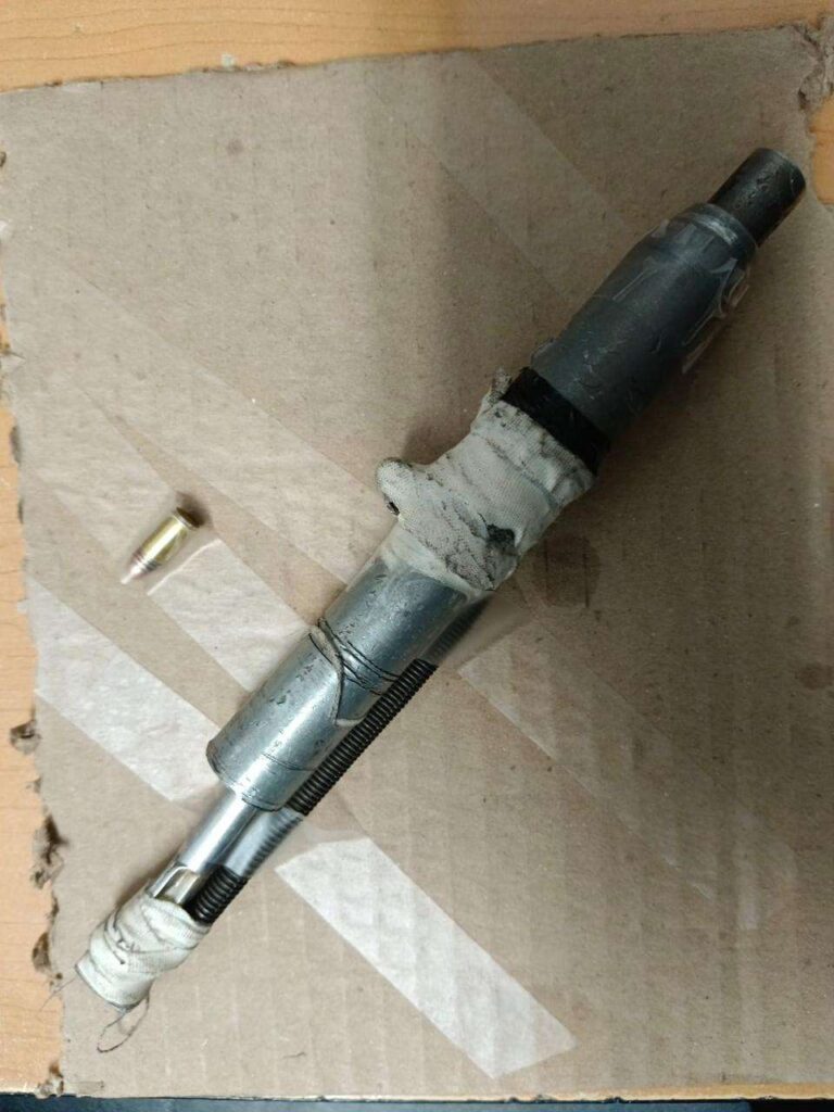 Dos jóvenes detenidos con arma hechiza y droga