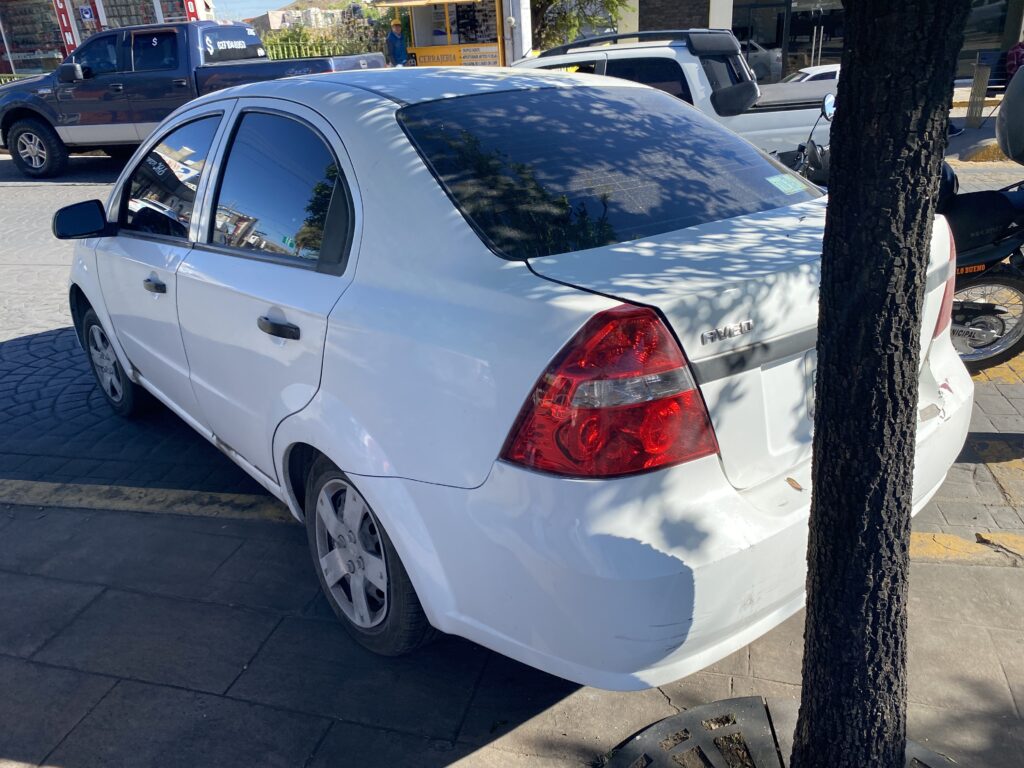 Se pone en movimiento solo y choca con camellón central en la Independencia
