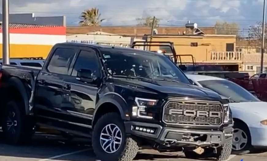 Identifican a ejecutado a fuera de centro comercial, iban con él sus tres hijos y esposa