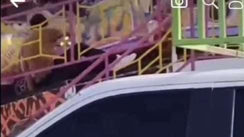 Muere joven al ser proyectado en juego mecánico