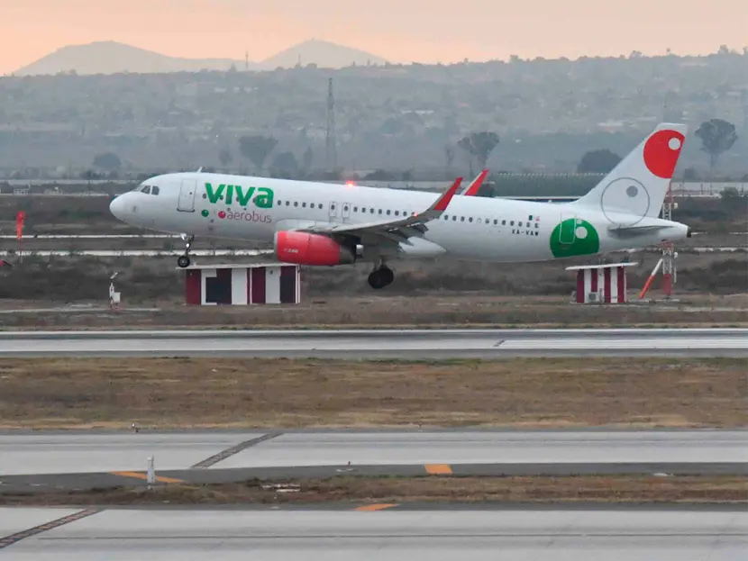 2 personas en estado de ebriedad son bajados del avión en AIFA
