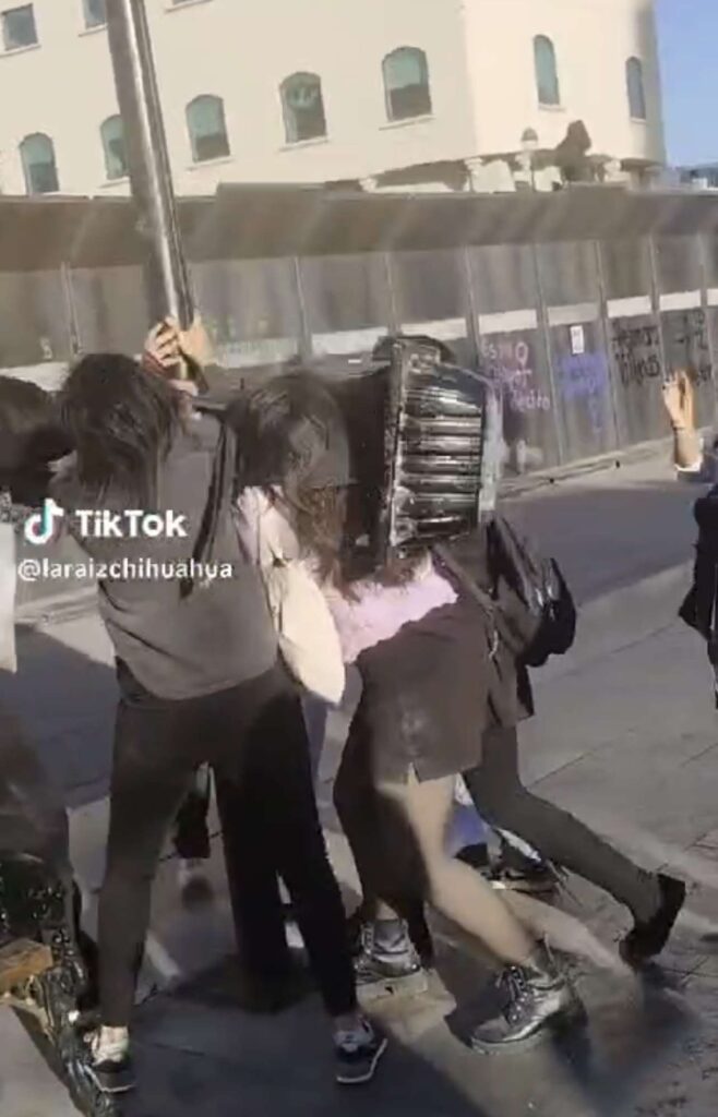 Cae lampara sobre mujer al querer tirar poste en marcha 8M