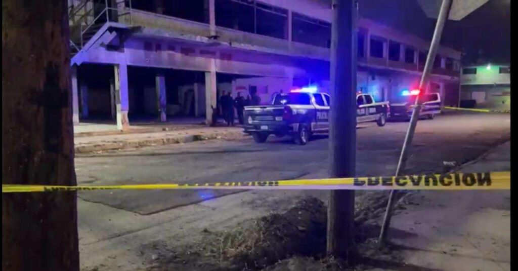 Mujer es encontrada sin vida dentro de un edificio abandonado; autoridades investigan