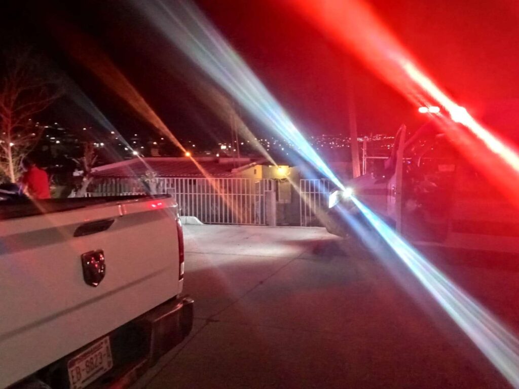 Motosicarios acribillan a 2 hombres afuera de una vivienda; los trasladan a un hospital