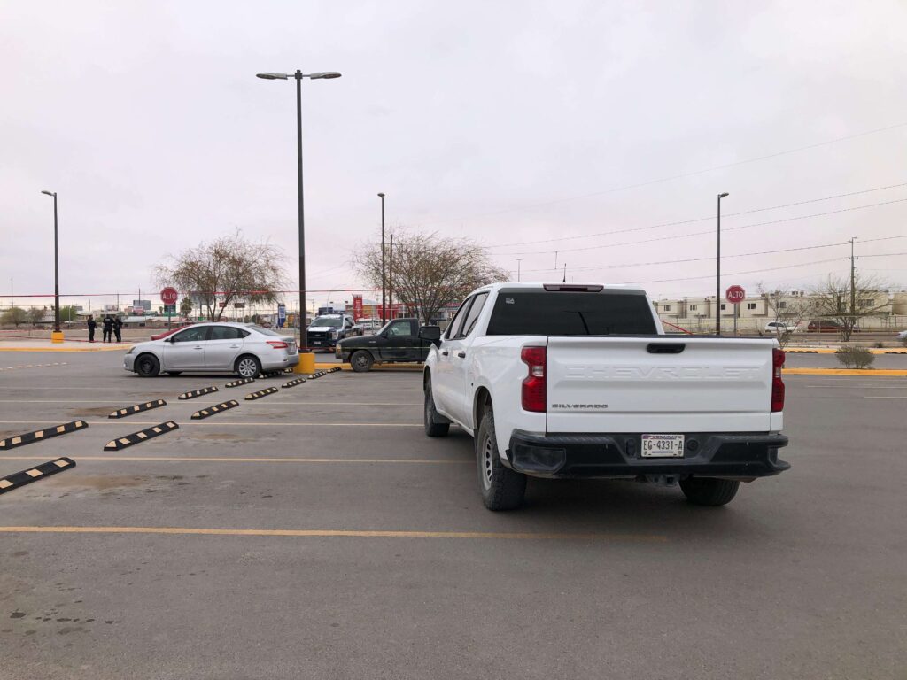 Solitario sujeto asesina a un hombre en un estacionamiento de súper mercado