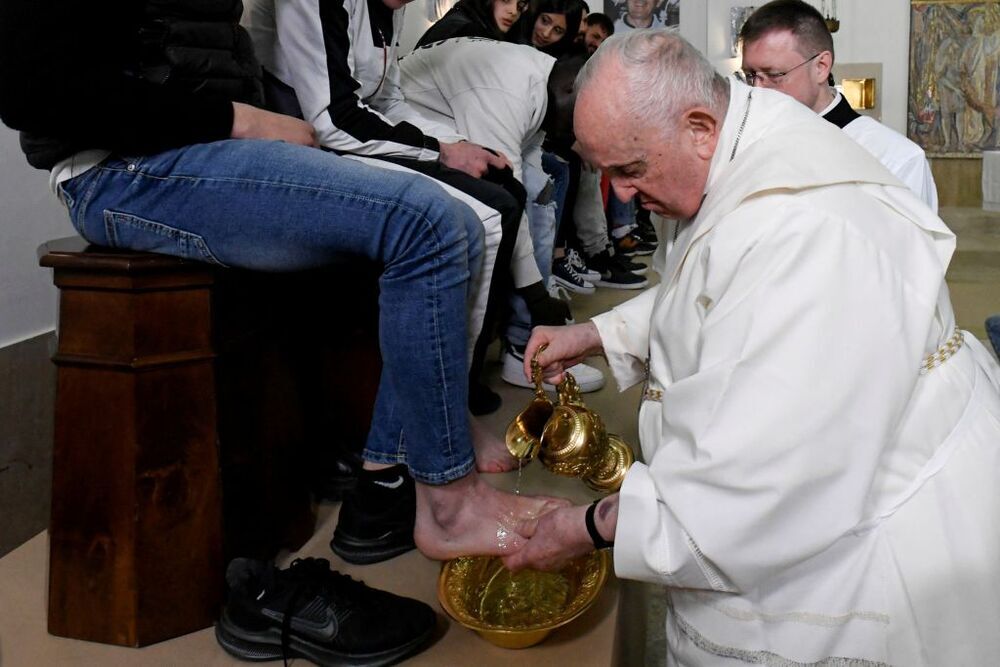 Papa Francisco lava los pies a 12 mujeres en prisión de Roma