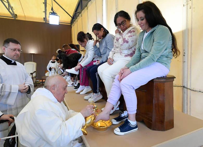 Papa Francisco lava los pies a 12 mujeres en prisión de Roma
