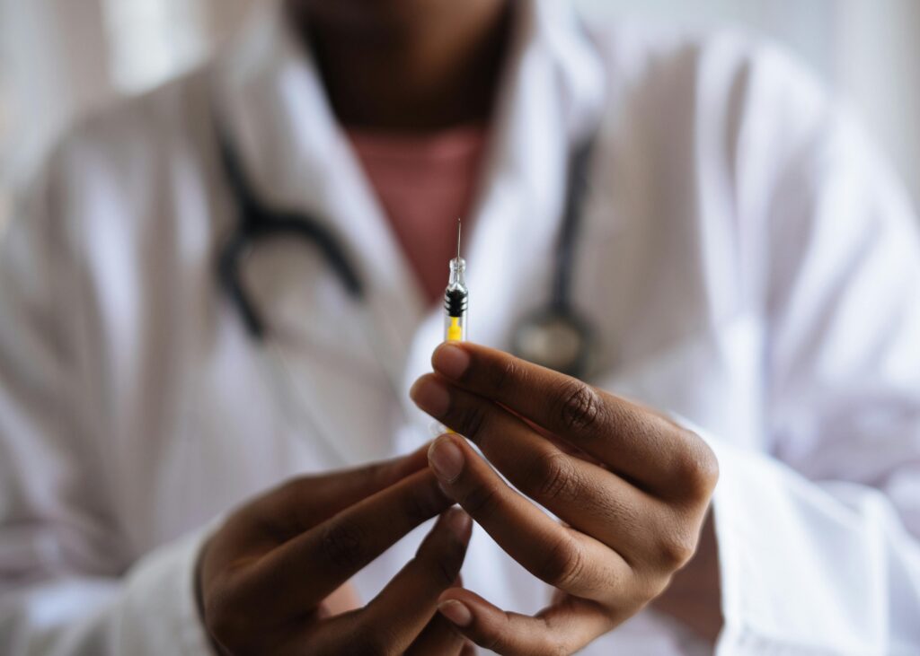Estudio destaca la conveniencia de vacunar contra COVID-19 y gripe al mismo tiempo