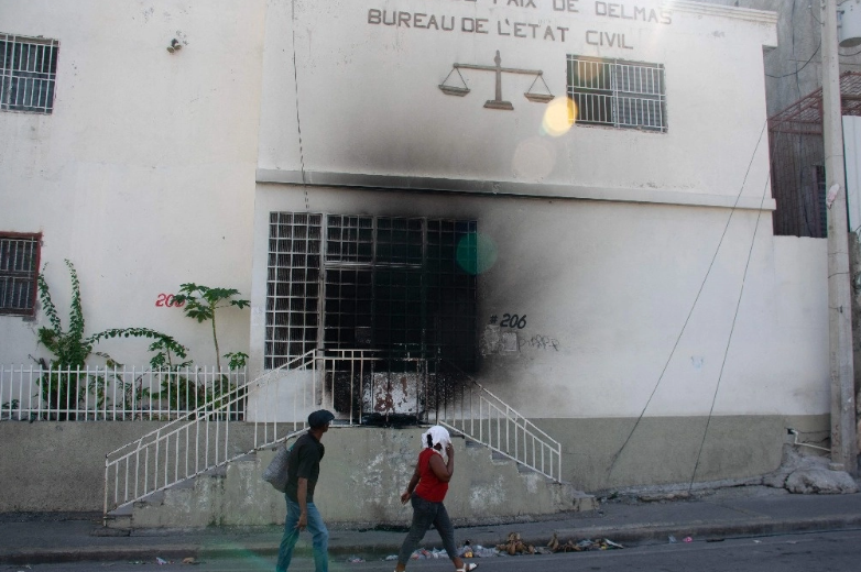 Pandillas de Haití incendian otro puesto de policía en plena ola de violencia