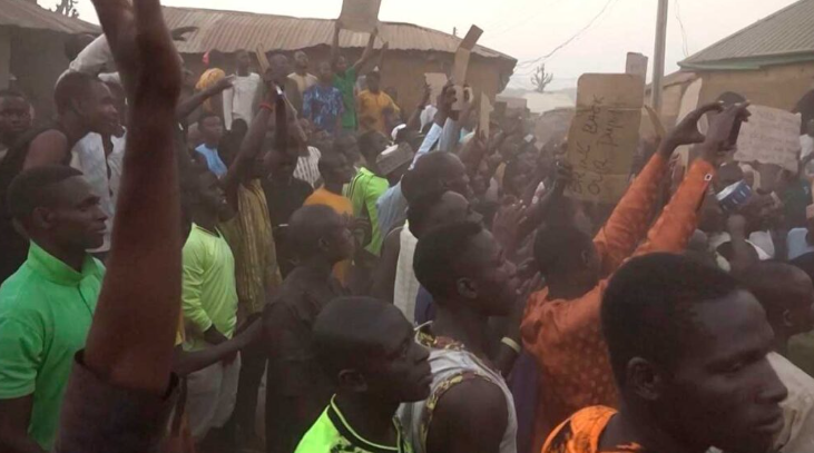 Hombres armados secuestran a más de 200 alumnos de una escuela en Nigeria