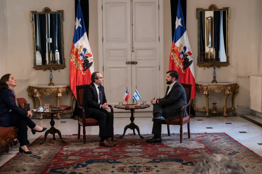 Gabriel Boric recibe críticas tras exclusión de empresas israelíes de una exposición militar