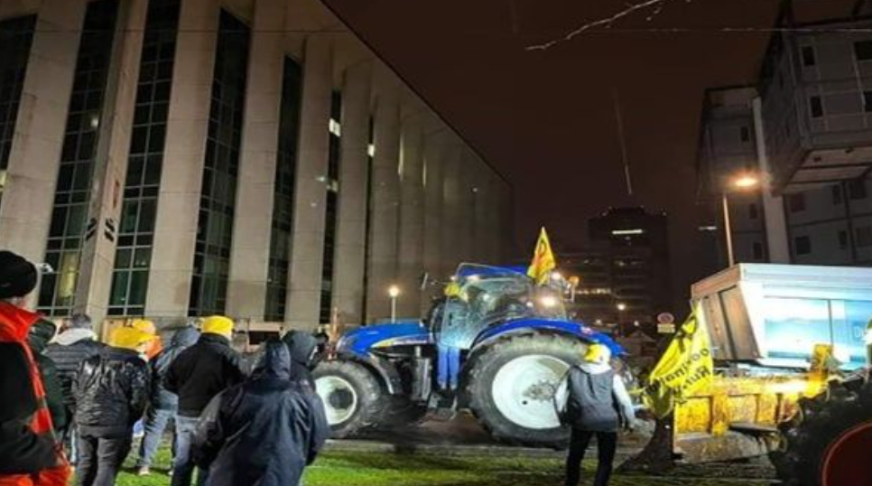 Agricultores franceses protestan por deterioro de sector agrícola