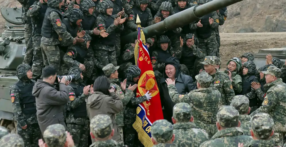 Kim Jong-un supervisa ejercicios militares y presume nuevo tanque
