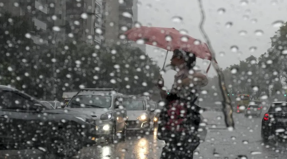 Tormenta deja una cortes eléctricas, viajes cancelados y una mujer muerta en Buenos Aires