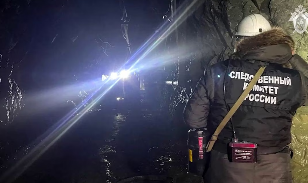 Derrumbe en mina de oro en Rusia deja 13 mineros atrapados desde hace 48 horas
