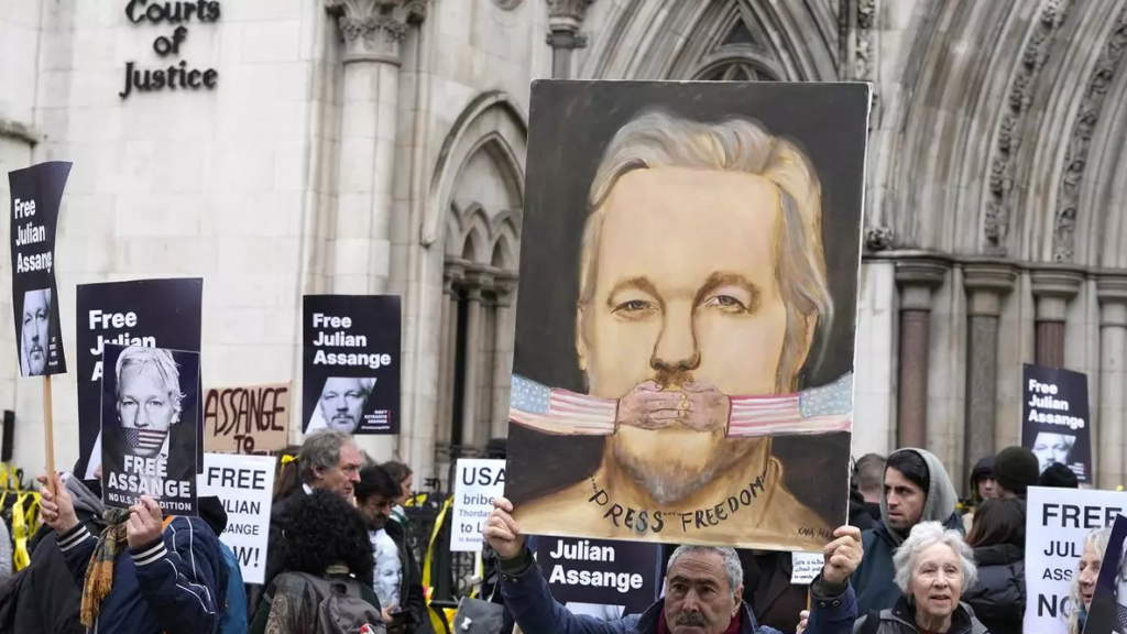 Justicia británica aplaza la extradición de Julian Assange