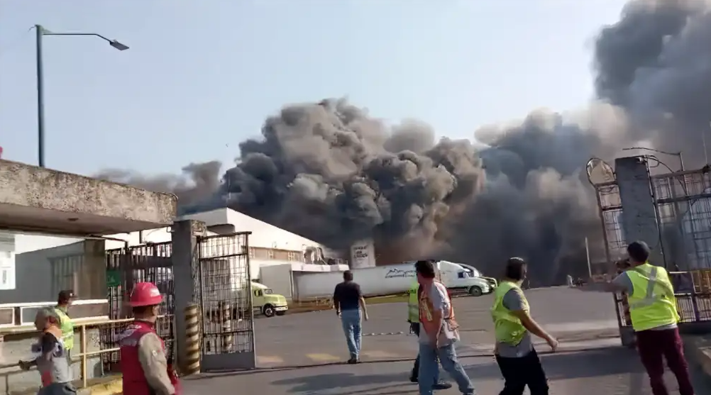 Reportan incendio en fábrica Internacional Paper en Veracruz