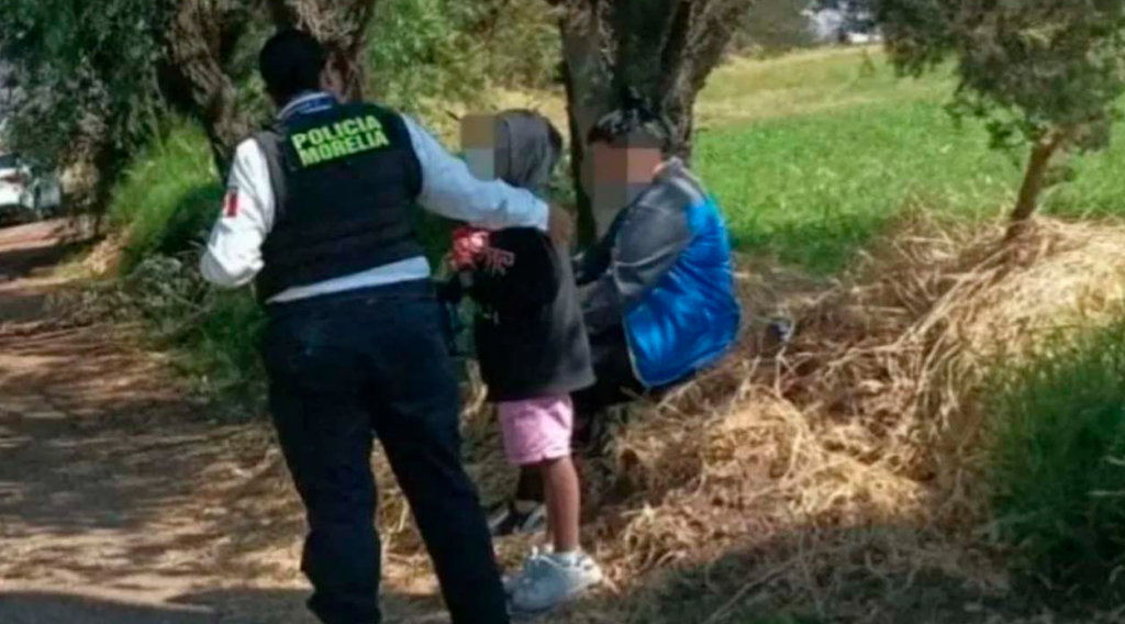 Madre le venda los ojos a su pequeña hija para “jugar” y la abandona en un predio baldío; sucedió en Morelia