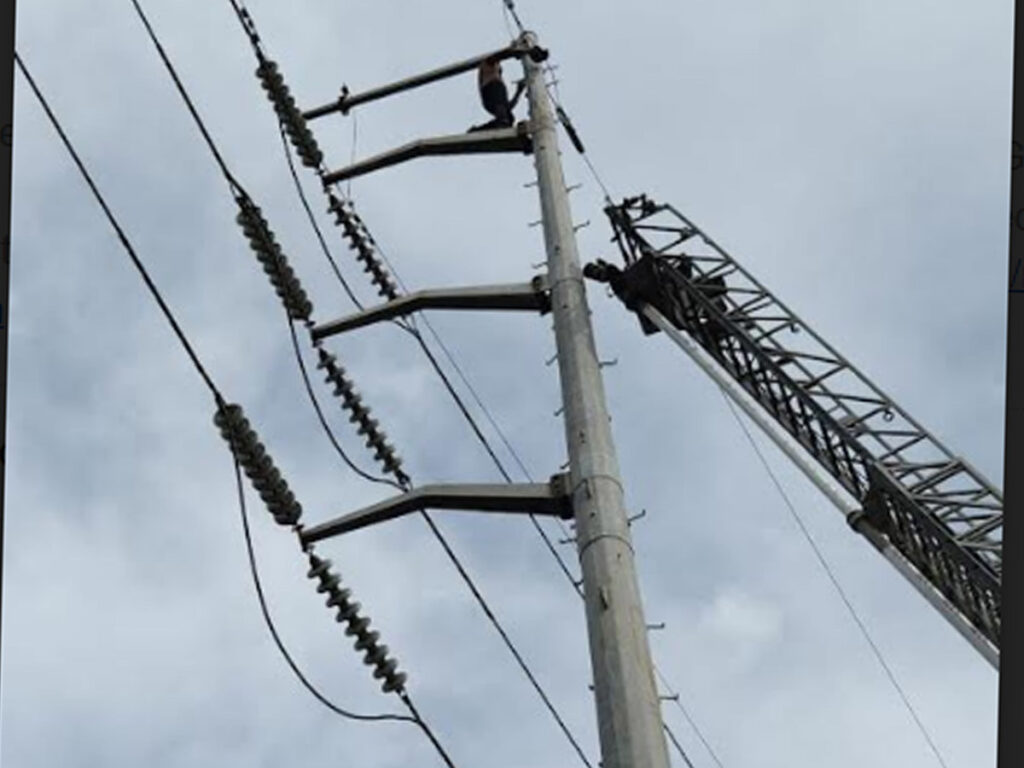 Hombre amenaza con lanzarse de torre de alta tensión en Nuevo León