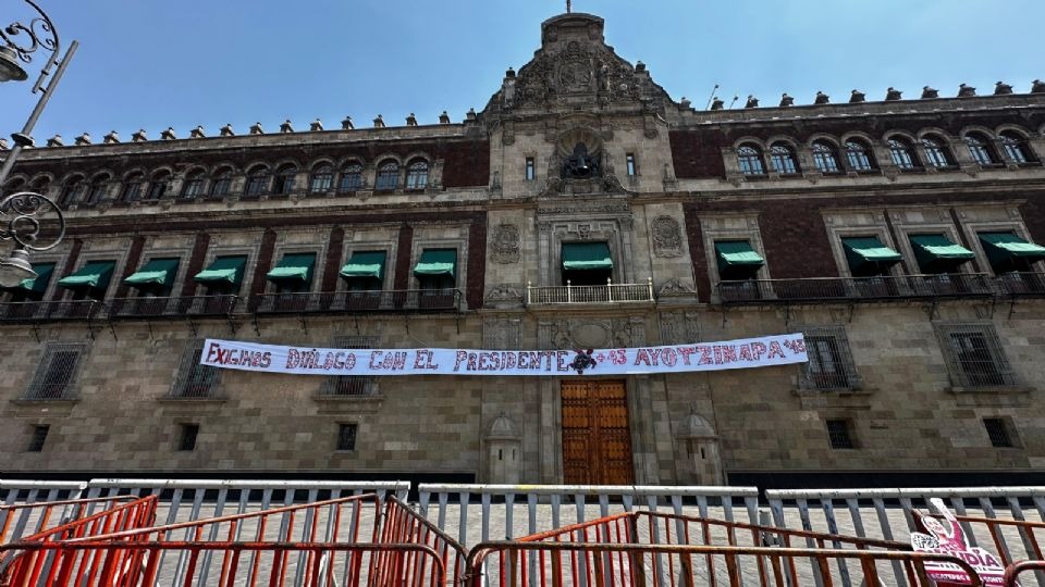 Normalistas de Ayotzinapa desafían la seguridad y cuelgan manta en Palacio Nacional