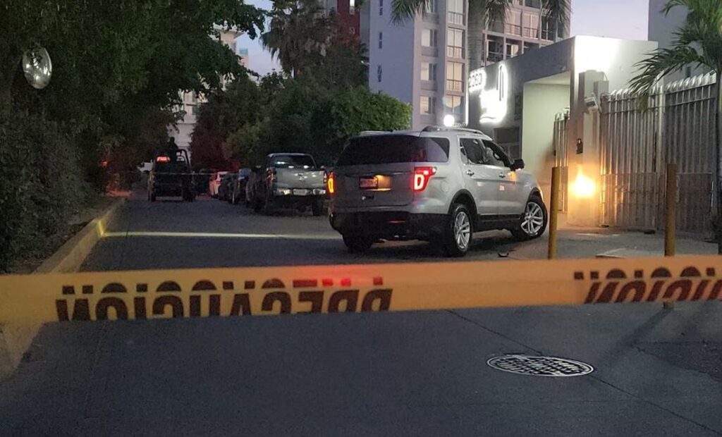 Asesinan a dos jóvenes afuera de su departamento tras salir de bar en Culiacán