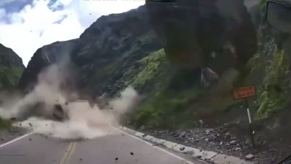 VIDEO: Avalancha de rocas aplasta vehículos en carretera de Perú