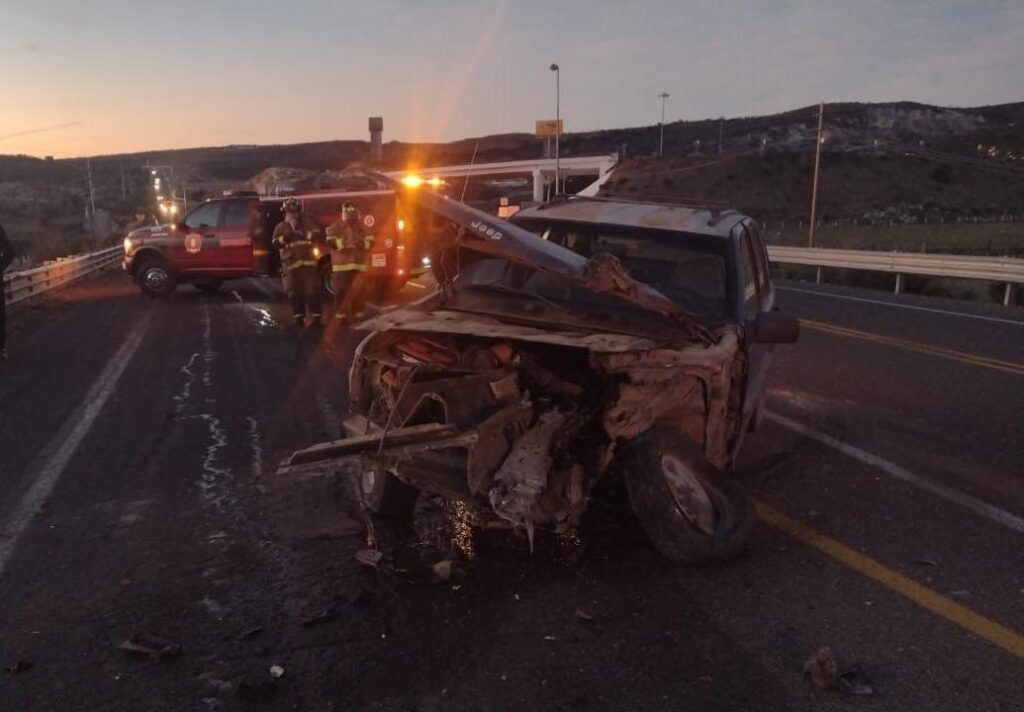 Vehículo con familia se estrelló contra pipa (videos)