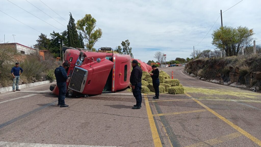 Volcó tráiler cargado con pacas (video)