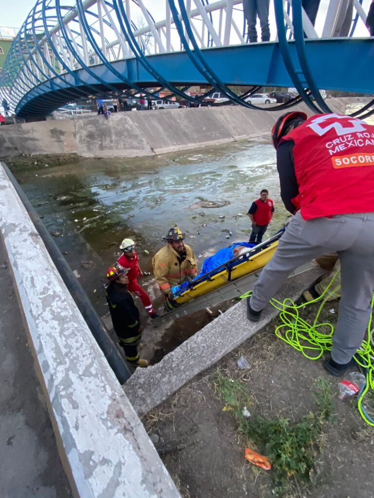 Cayó de un puente al andar ebrio